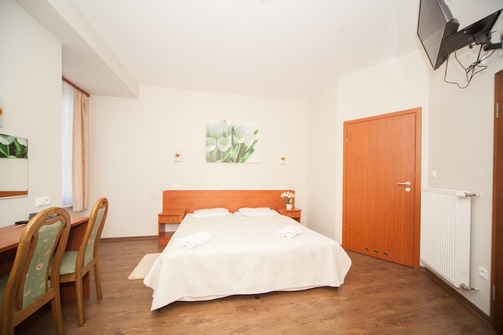 Hotel Ada Wiekszyce Bagian luar foto