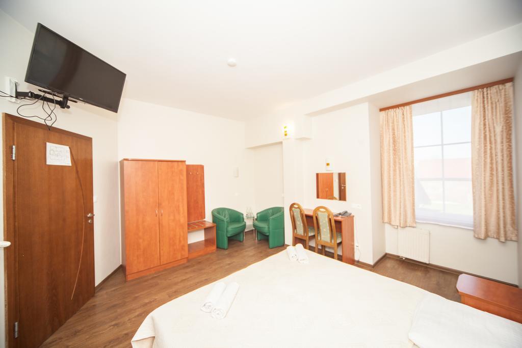 Hotel Ada Wiekszyce Bagian luar foto