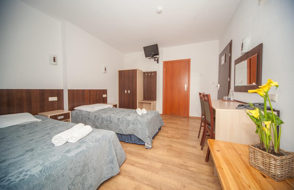 Hotel Ada Wiekszyce Bagian luar foto