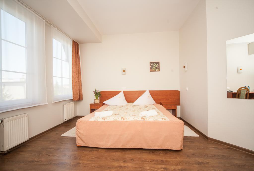 Hotel Ada Wiekszyce Bagian luar foto