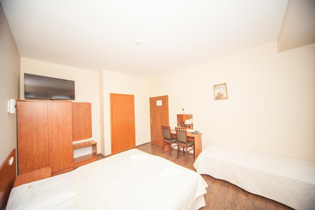 Hotel Ada Wiekszyce Bagian luar foto